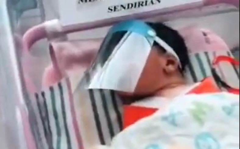 Baby’s met spatschermpjes in het ziekenhuis. De medici zijn gek geworden.